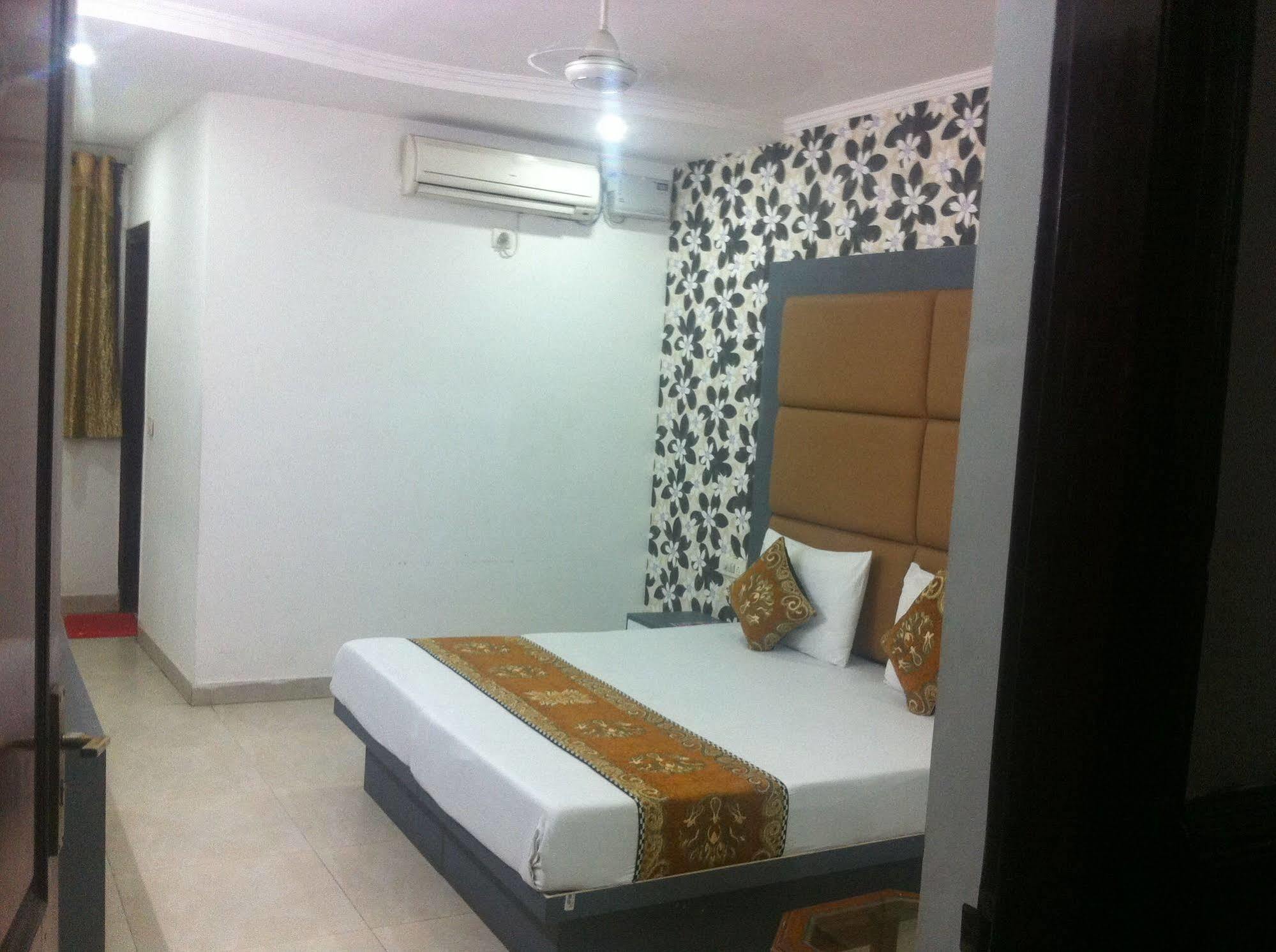 Hotel Karat 87 Inn New Delhi Exterior photo