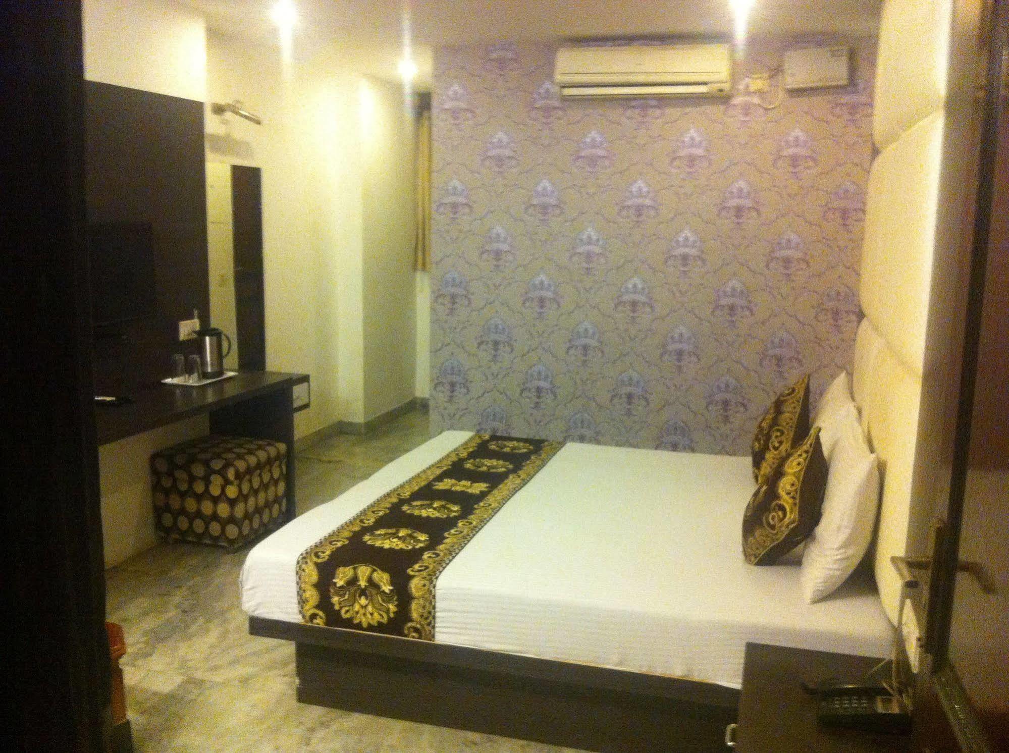 Hotel Karat 87 Inn New Delhi Exterior photo