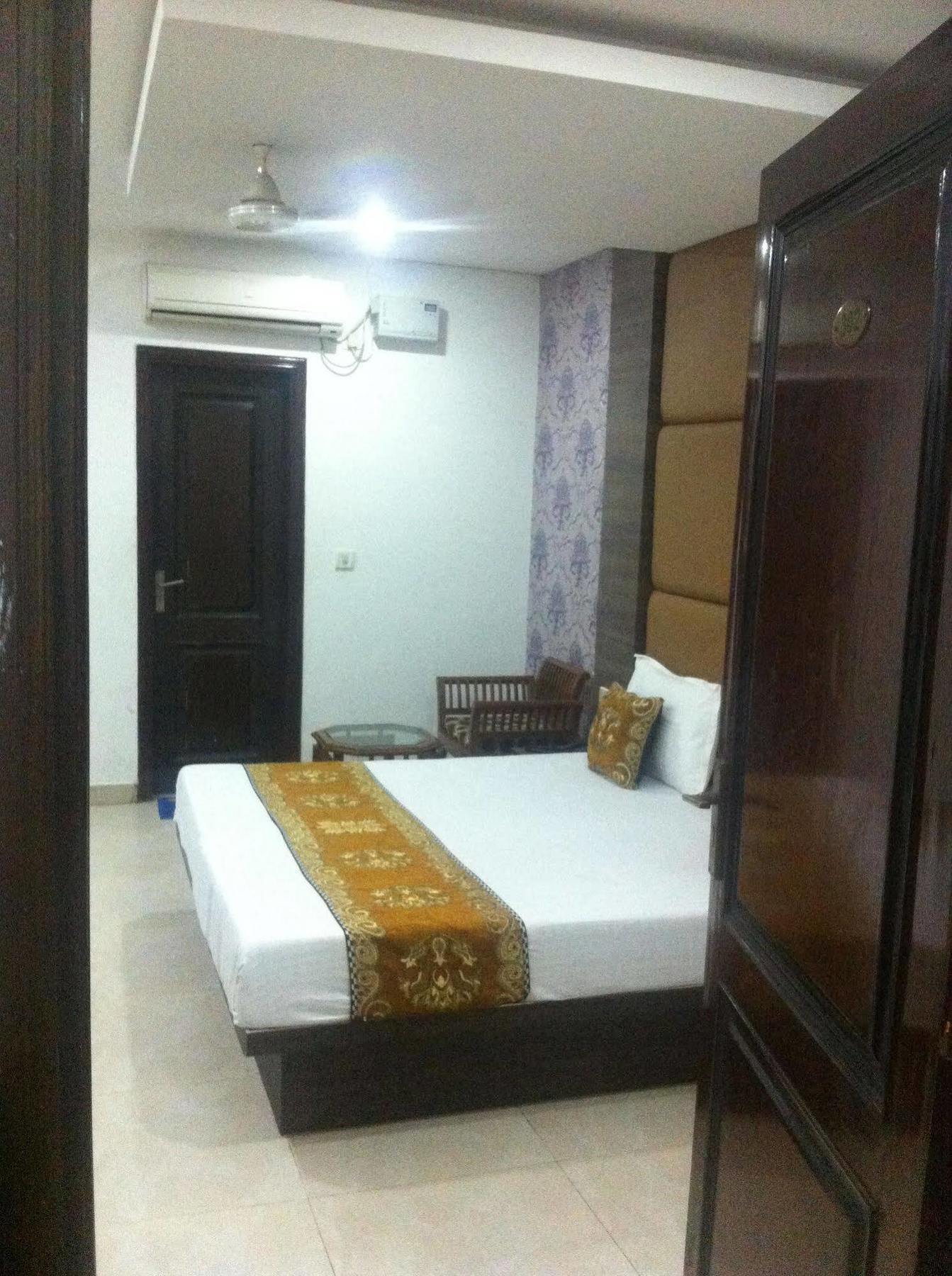 Hotel Karat 87 Inn New Delhi Exterior photo