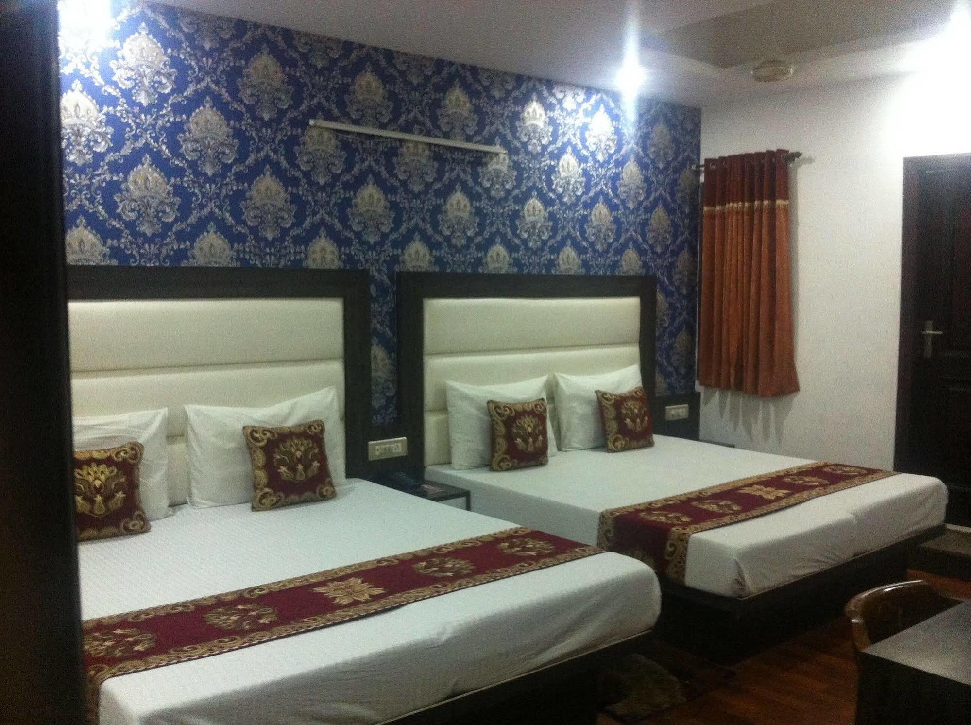 Hotel Karat 87 Inn New Delhi Exterior photo