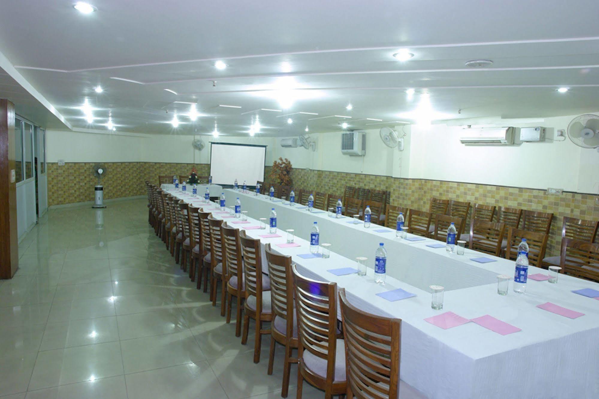 Hotel Karat 87 Inn New Delhi Exterior photo