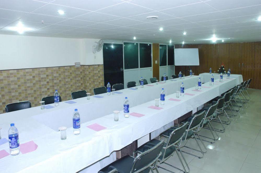 Hotel Karat 87 Inn New Delhi Exterior photo