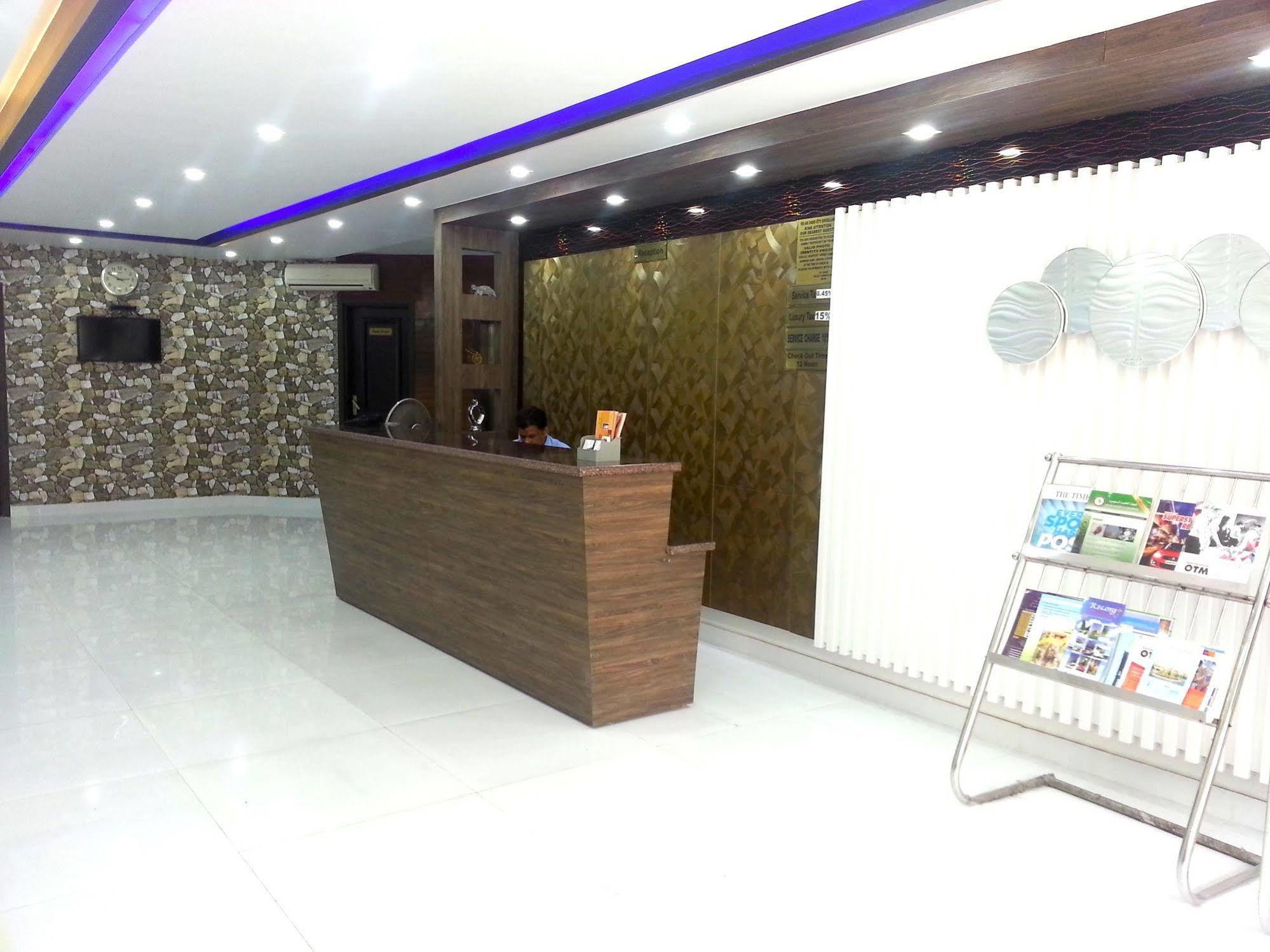 Hotel Karat 87 Inn New Delhi Exterior photo