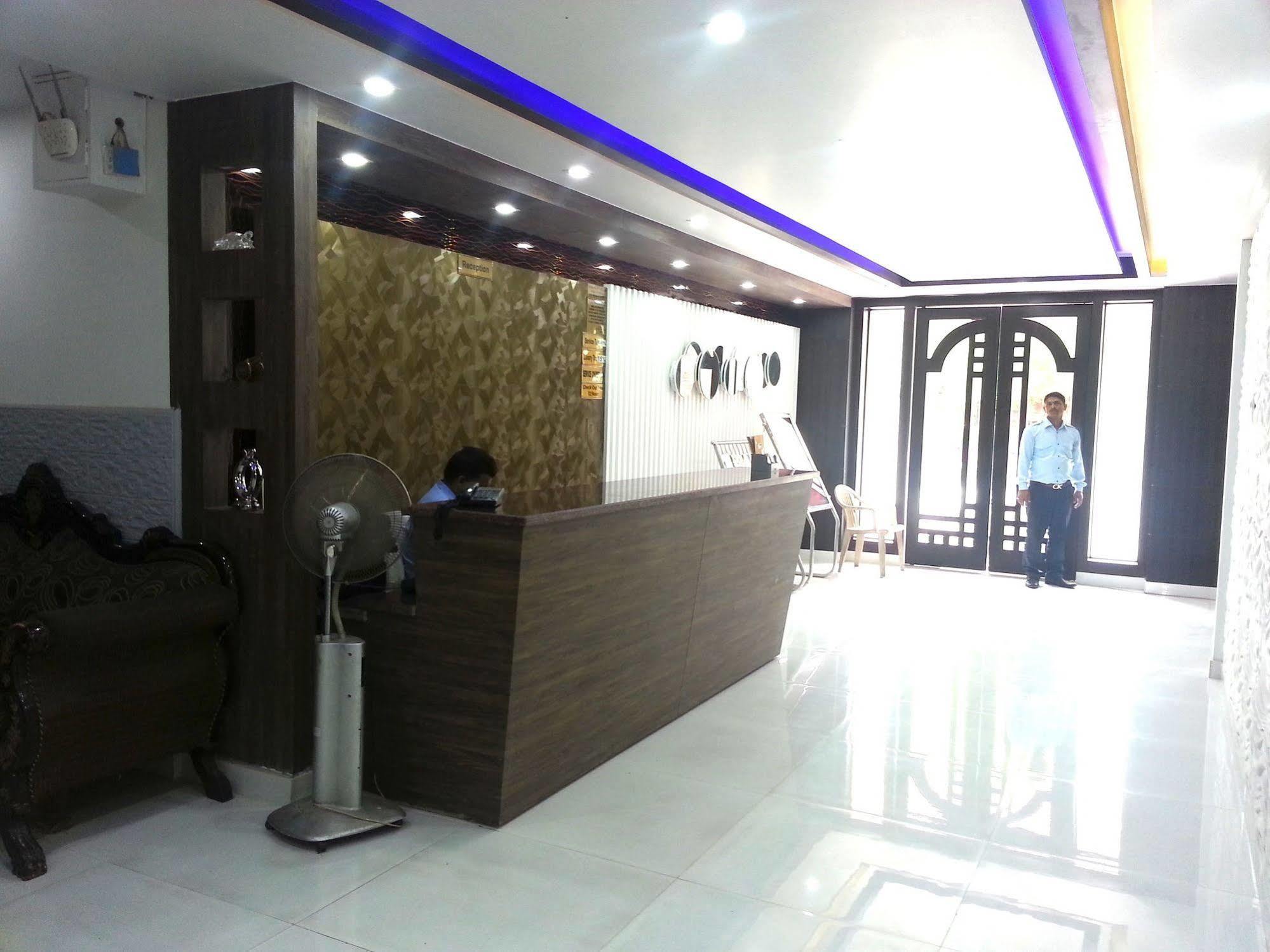 Hotel Karat 87 Inn New Delhi Exterior photo