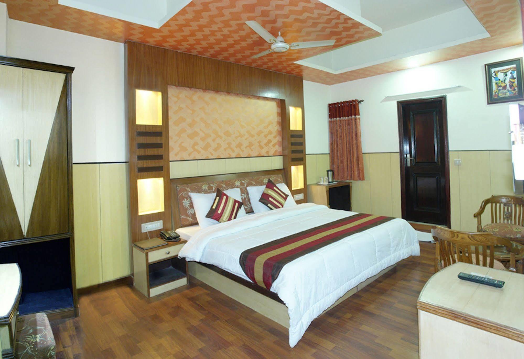 Hotel Karat 87 Inn New Delhi Exterior photo