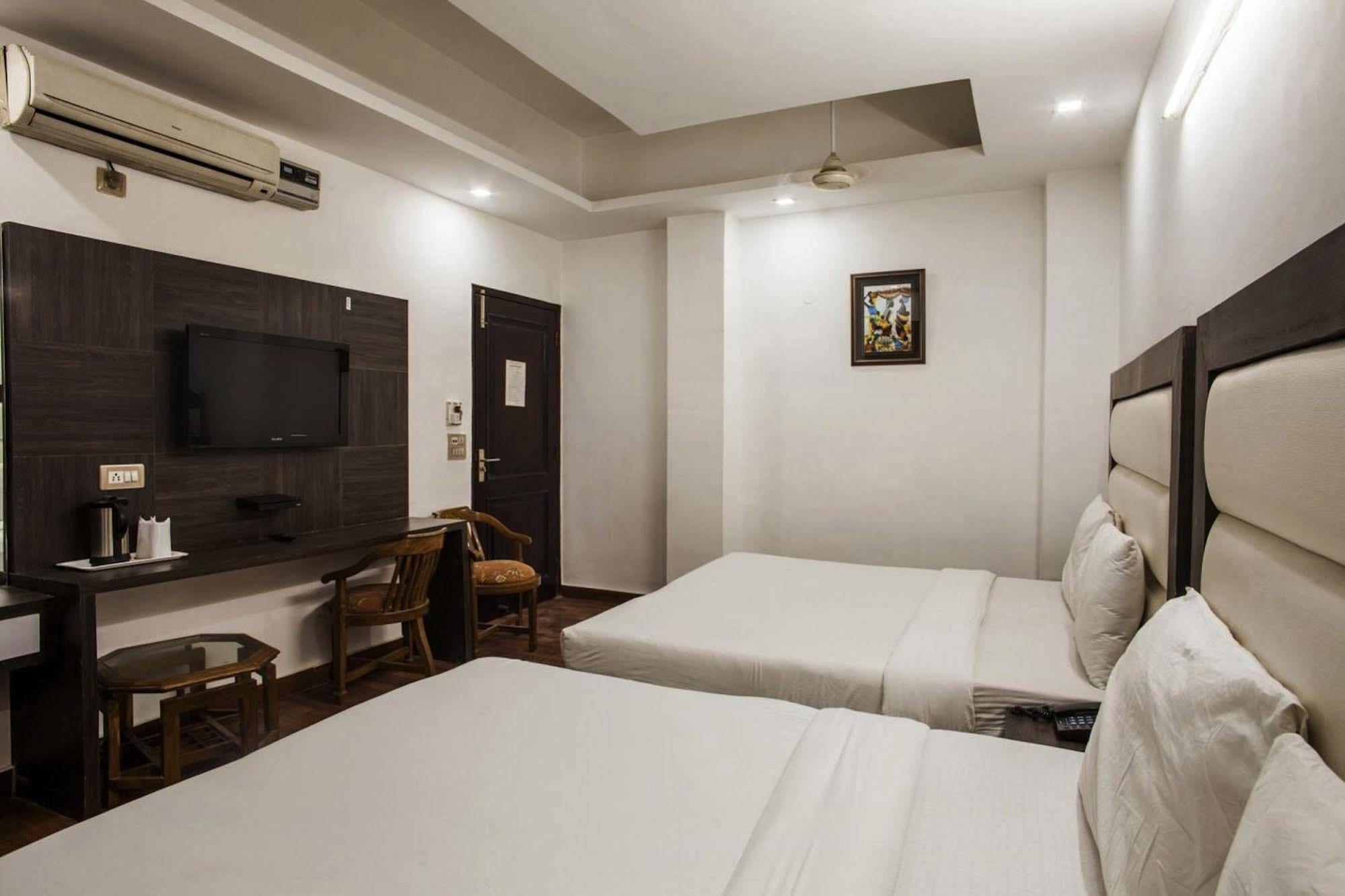 Hotel Karat 87 Inn New Delhi Exterior photo