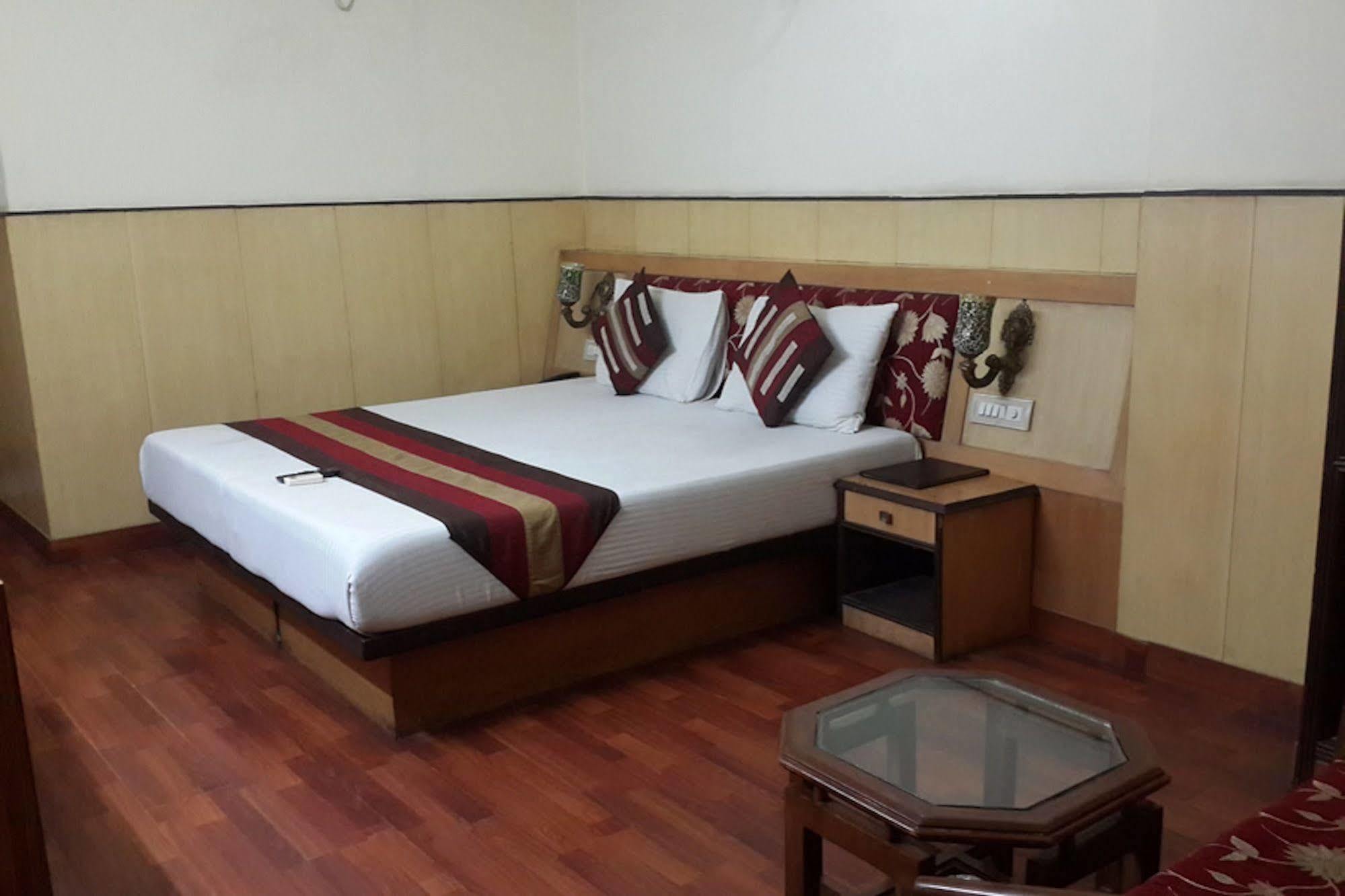 Hotel Karat 87 Inn New Delhi Exterior photo