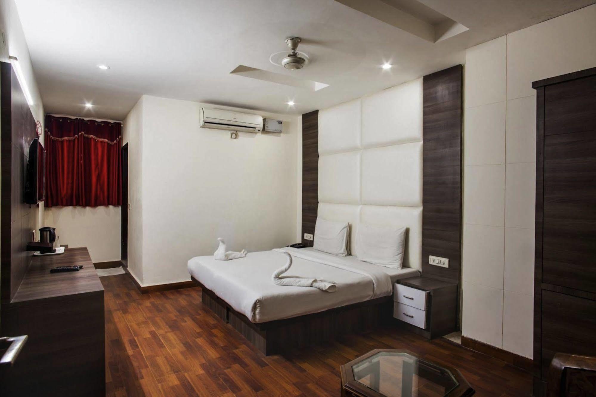 Hotel Karat 87 Inn New Delhi Exterior photo