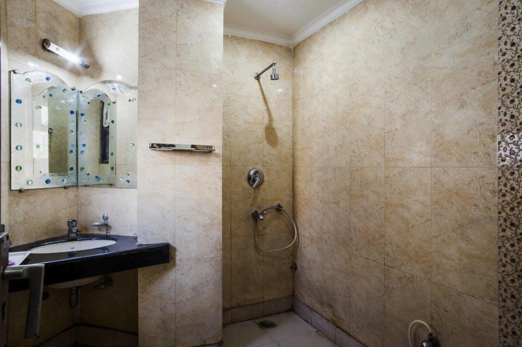 Hotel Karat 87 Inn New Delhi Exterior photo