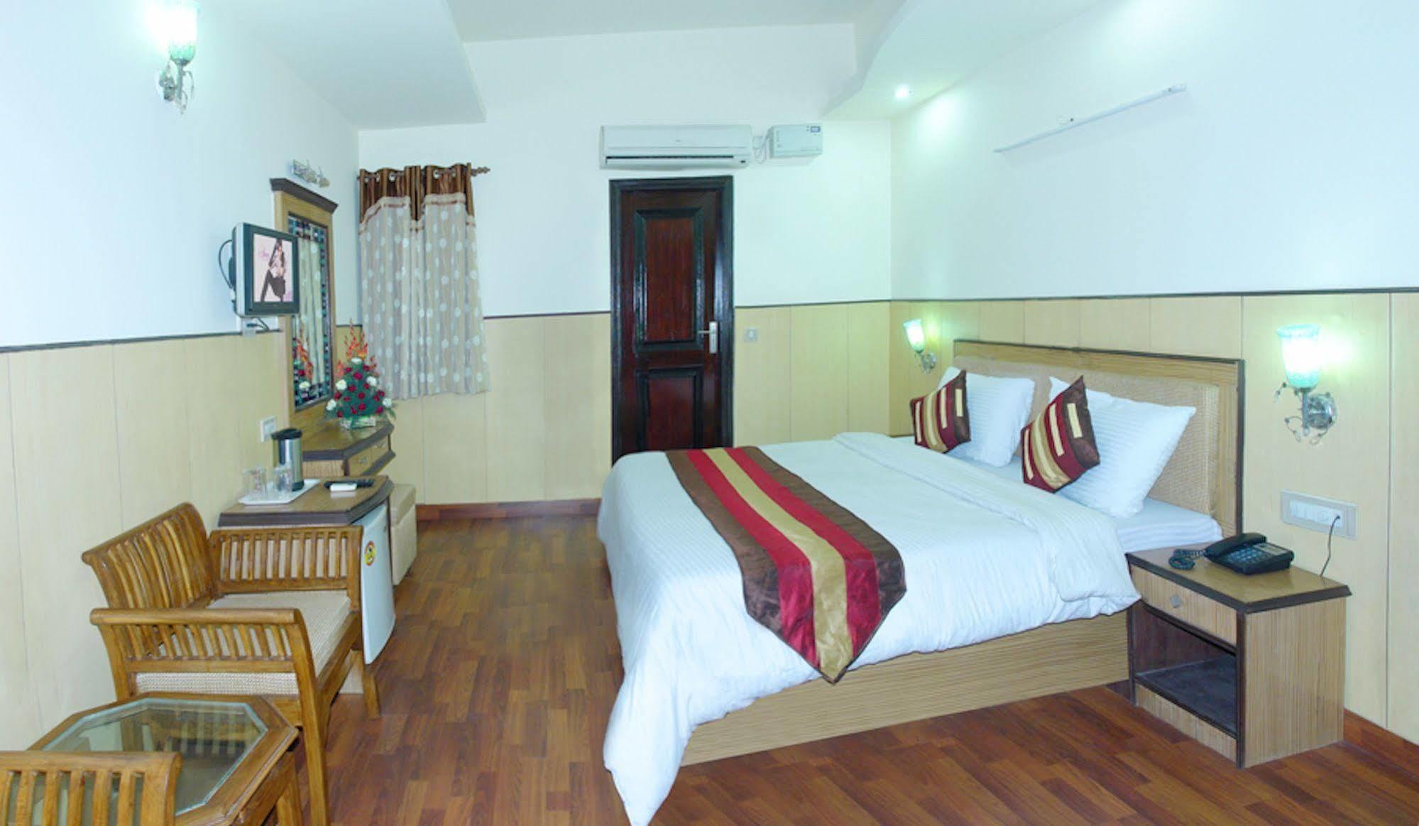 Hotel Karat 87 Inn New Delhi Exterior photo