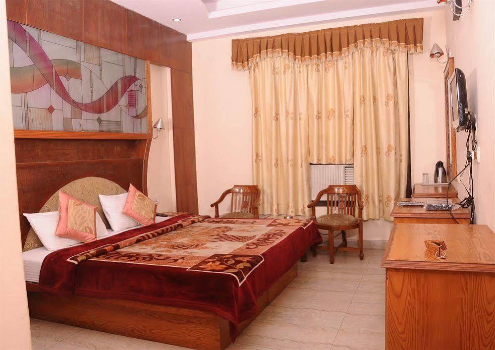 Hotel Karat 87 Inn New Delhi Exterior photo